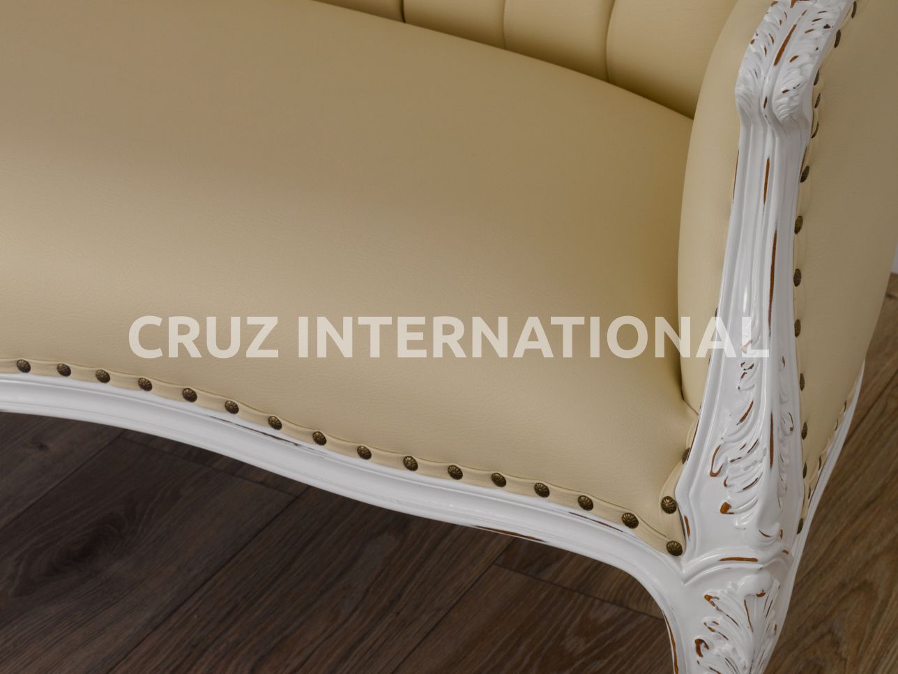 Classic Finley Carving Settee | Standard CRUZ INTERNATIONAL