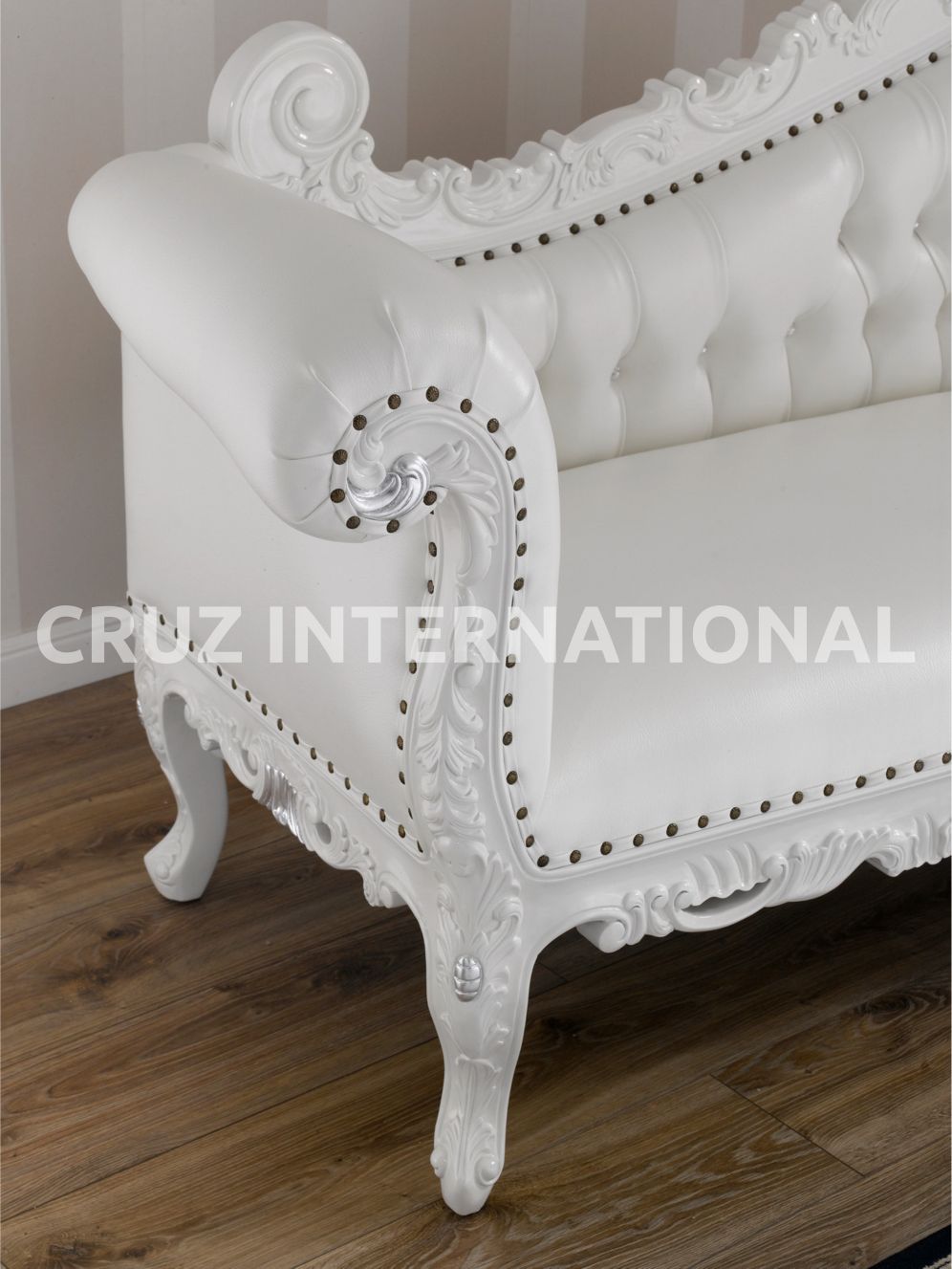 Classic Hector Carving Settee | Standard CRUZ INTERNATIONAL