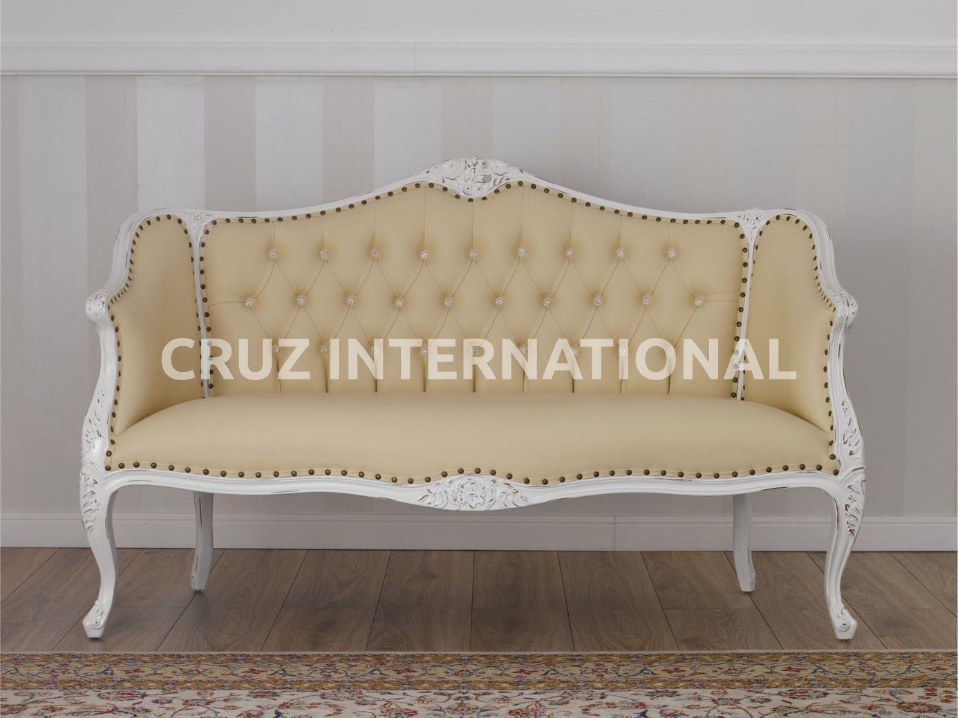 Classic Finley Carving Settee | Standard CRUZ INTERNATIONAL