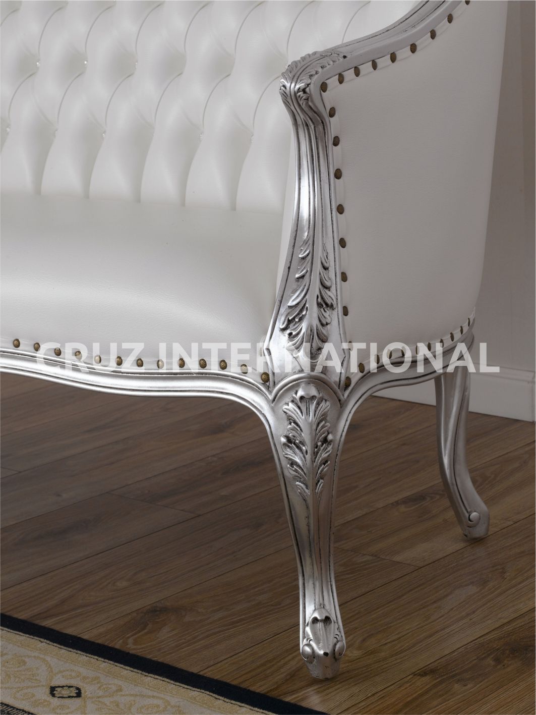 Classic Finley Carving Settee | Standard CRUZ INTERNATIONAL