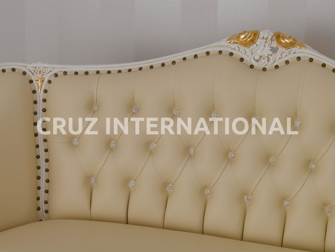 Classic Finley Carving Settee | Standard CRUZ INTERNATIONAL