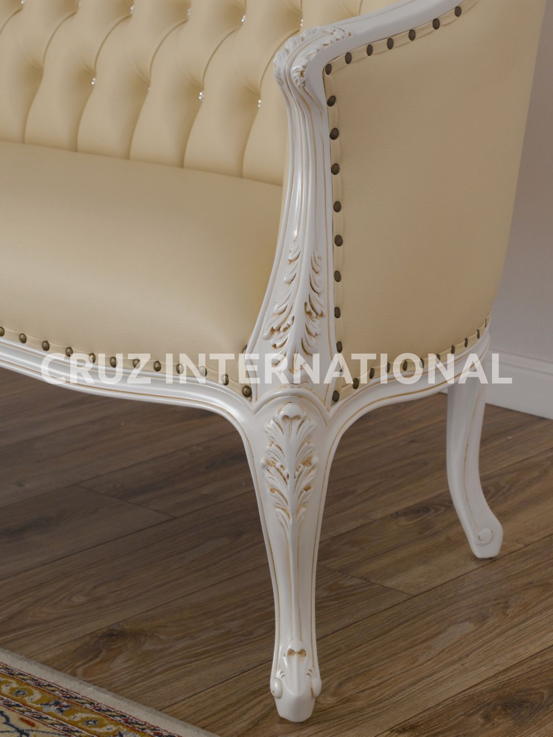 Classic Finley Carving Settee | Standard CRUZ INTERNATIONAL