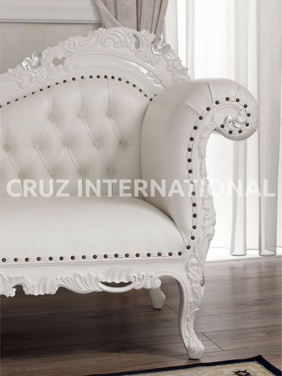 Classic Hector Carving Settee | Standard CRUZ INTERNATIONAL