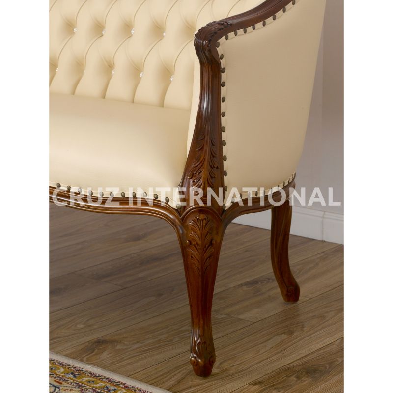 Classic Finley Carving Settee | Standard CRUZ INTERNATIONAL