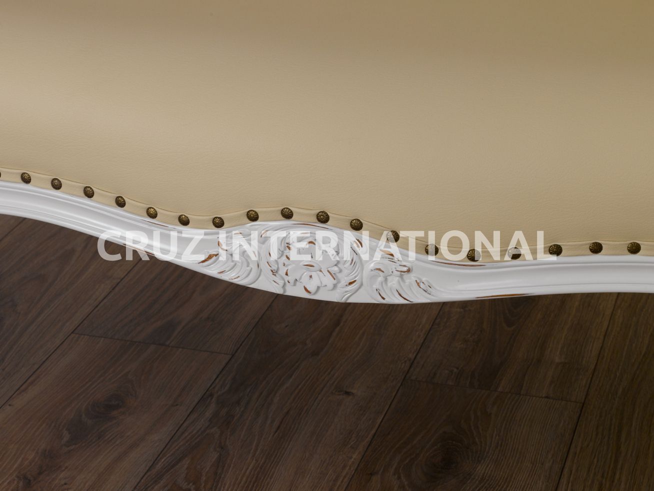 Classic Finley Carving Settee | Standard CRUZ INTERNATIONAL