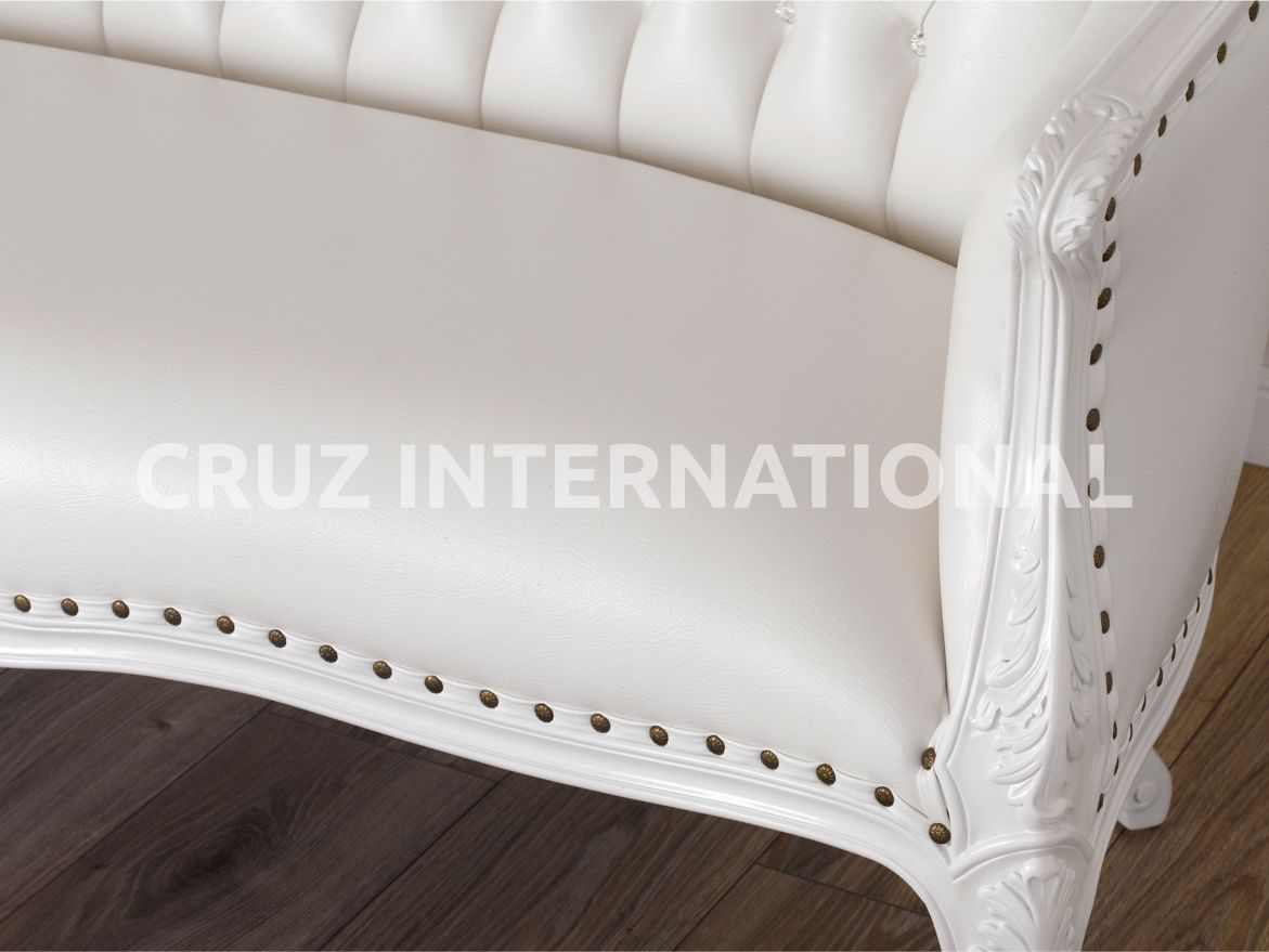 Classic Finley Carving Settee | Standard CRUZ INTERNATIONAL