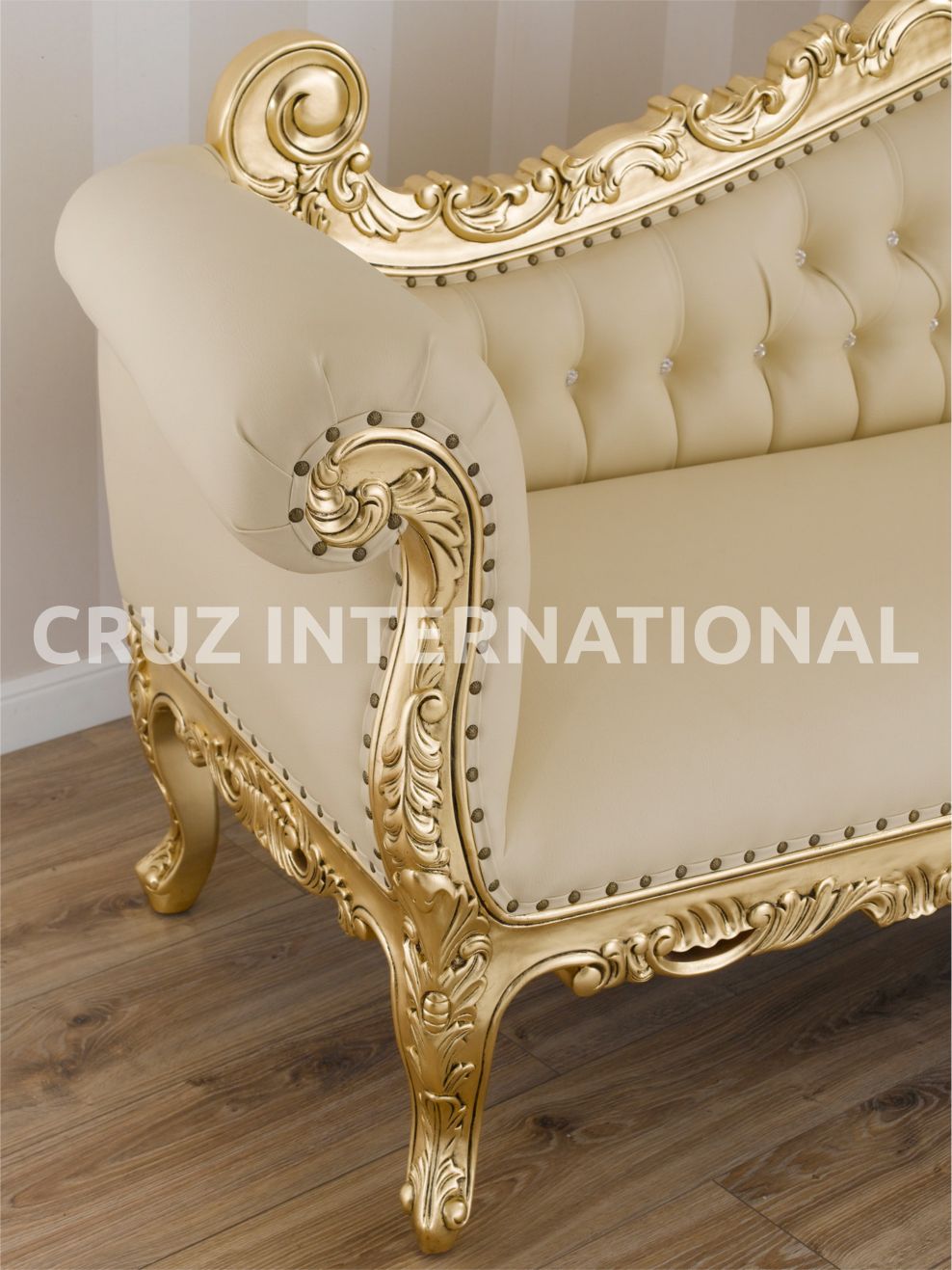 Classic Hector Carving Settee | Standard CRUZ INTERNATIONAL