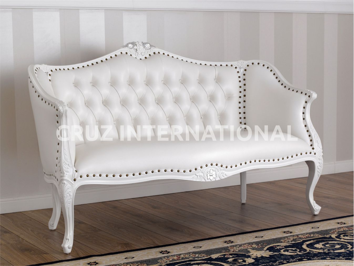 Classic Finley Carving Settee | Standard CRUZ INTERNATIONAL