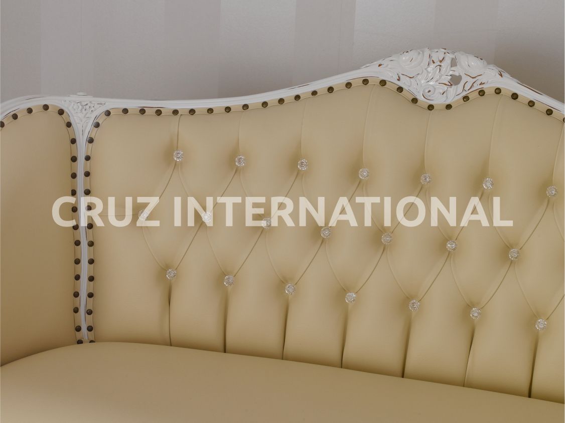 Classic Finley Carving Settee | Standard CRUZ INTERNATIONAL