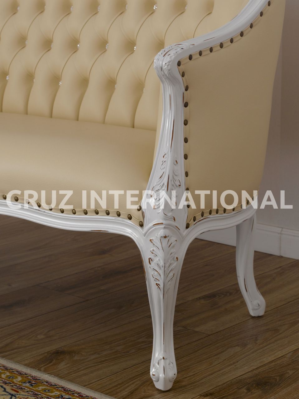 Classic Finley Carving Settee | Standard CRUZ INTERNATIONAL