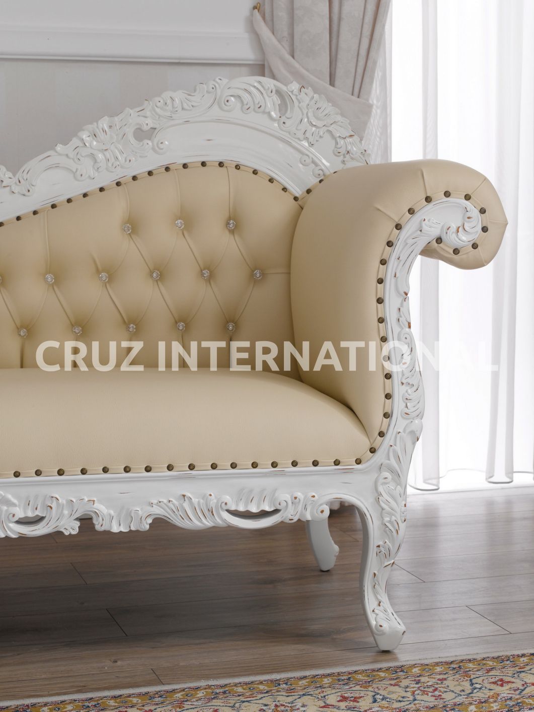 Classic Hector Carving Settee | Standard CRUZ INTERNATIONAL