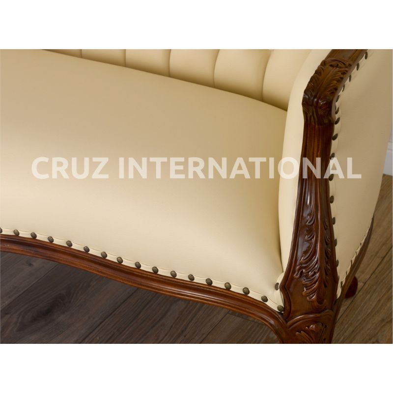 Classic Finley Carving Settee | Standard CRUZ INTERNATIONAL