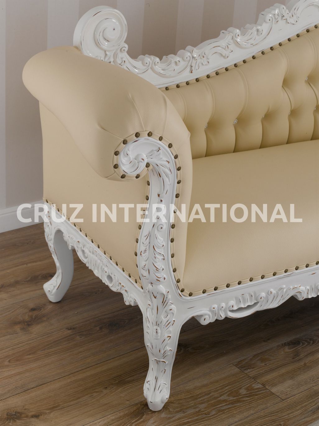 Classic Hector Carving Settee | Standard CRUZ INTERNATIONAL