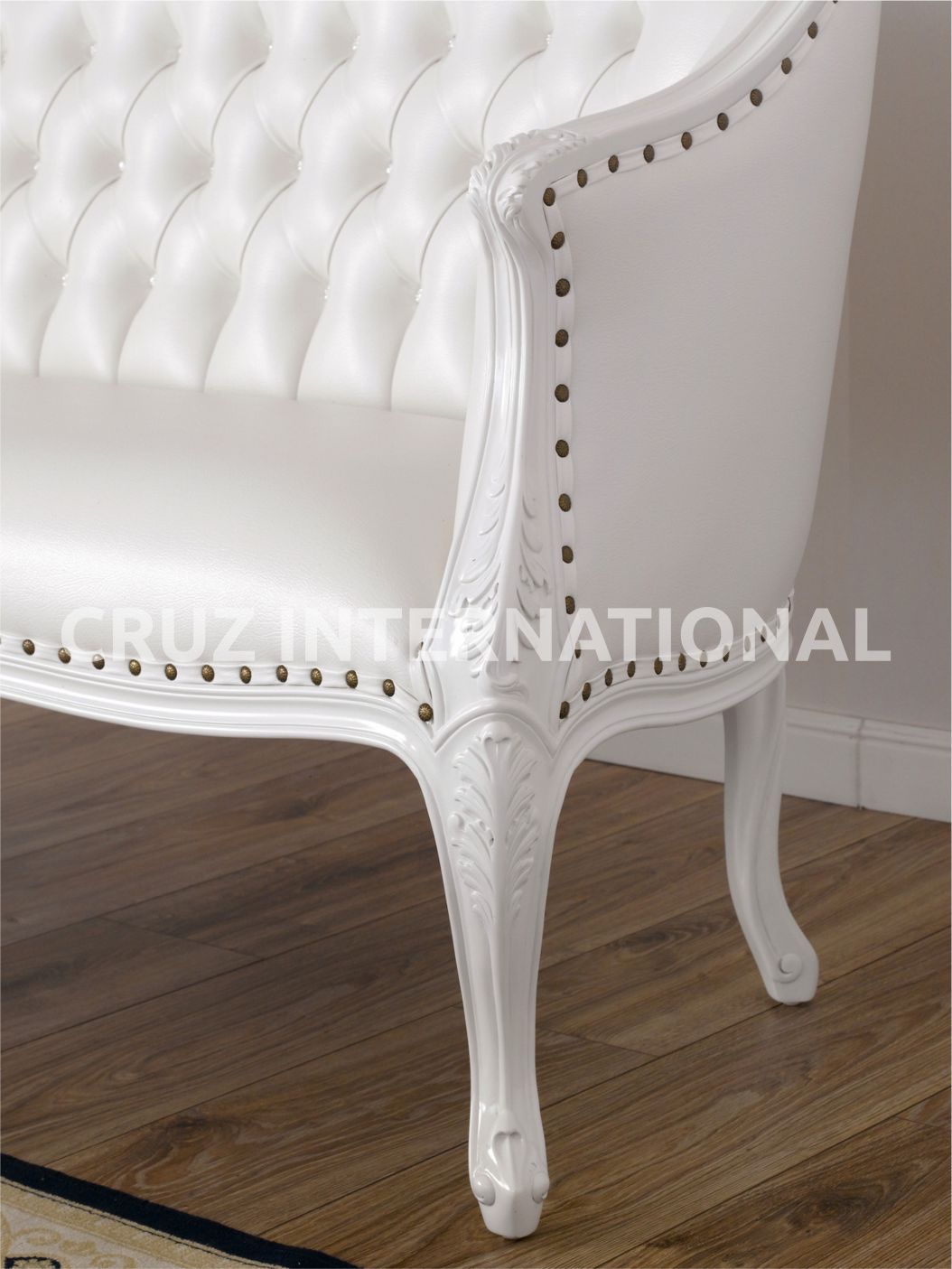 Classic Finley Carving Settee | Standard CRUZ INTERNATIONAL